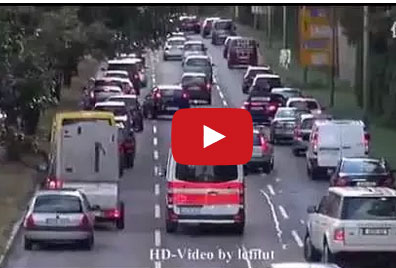 بالفيديو : هذا ما يحدث في اليابان عند مرورة سيارة الاطفاء