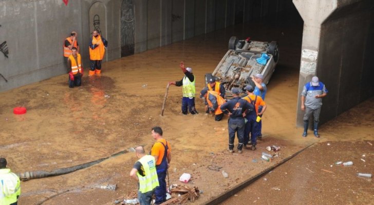 وفاة أربعة أشخاص على الأقل جراء سيول في الجزائر