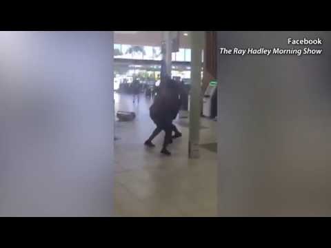  بالفيديو : شاهدوا ماذا فعل مسافر غاضب داخل المطار!