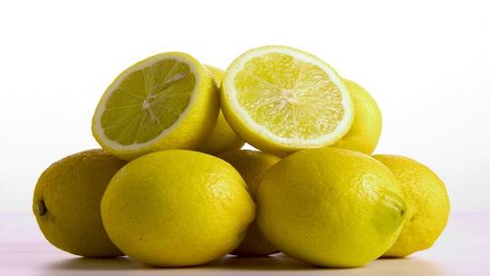 خبيرة تغذية: الليمون مفيد ولكن ليس للجميع