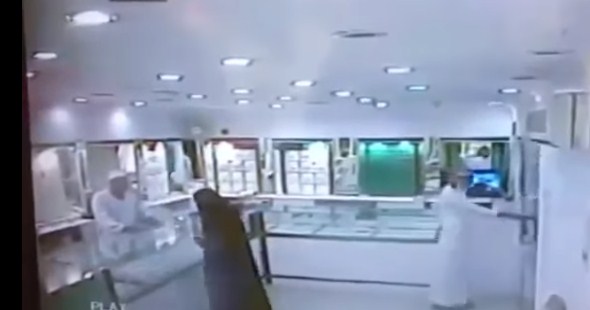 بالفيديو  ..  في سابقة بالسعودية ..  امرأة تنفذ سطوا مسلحا على محل تجاري