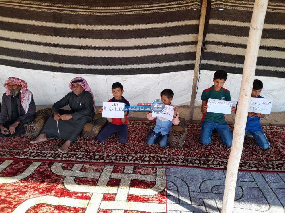 بالصور  ..  إضراب الطلبة في مدرسة الثغرة الأساسية احتجاجا على عدم ايصال المياه للمنطقة منذ 2011 