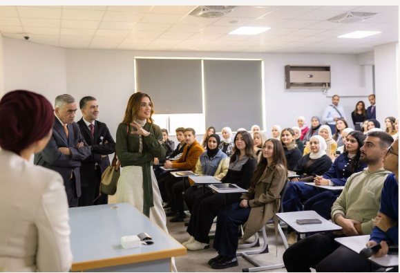 الملكة رانيا تزور الجامعة الأردنية وتشارك بفعاليات الاحتفال بالذكرى العشرين للجمعية الملكية للتوعية الصحية 