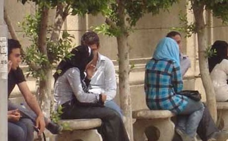 امي غضبت بسبب علاقتي بزملائي !!