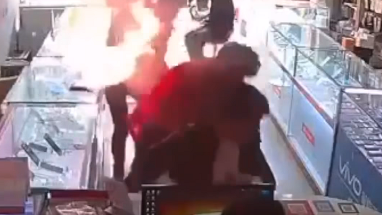 لقطات مرعبة لانفجار هاتف بوجه صاحبه! (فيديو)