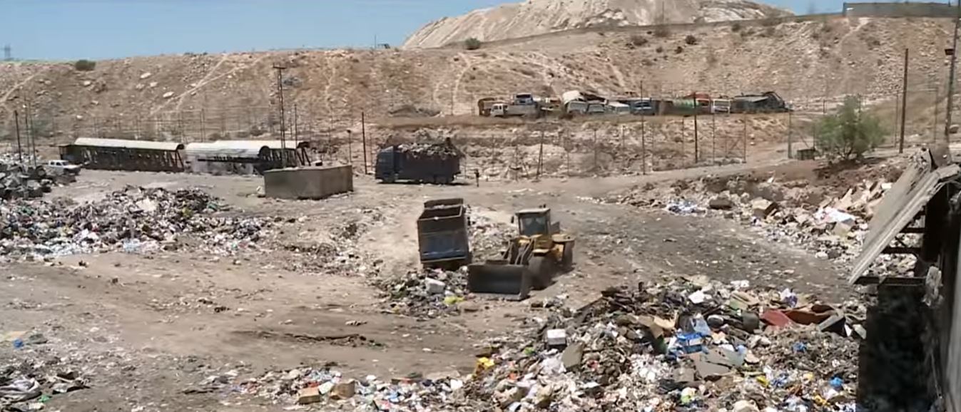 سكان في الزرقاء يشكون من مكب نفايات قرب منازلهم ..  و المومني يوضح