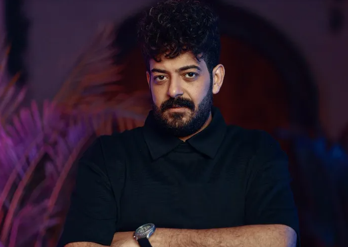 مطرب مصري معروف يدخل في غيبوبة بعد حادث مروع