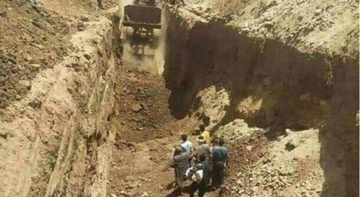 استمر بالحفر 4 ساعات  ..  شاب ينقذ 15 شخصا طمرهم التراب
