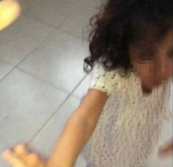 فيديو مروع ..  خادمة تعنف طفلة بطريقة وحشية
