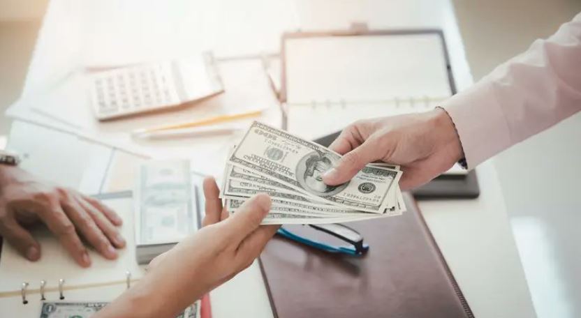 "لماذا نخجل؟" ..  الكشف عن سر التردد في استرداد الديون من الأصدقاء