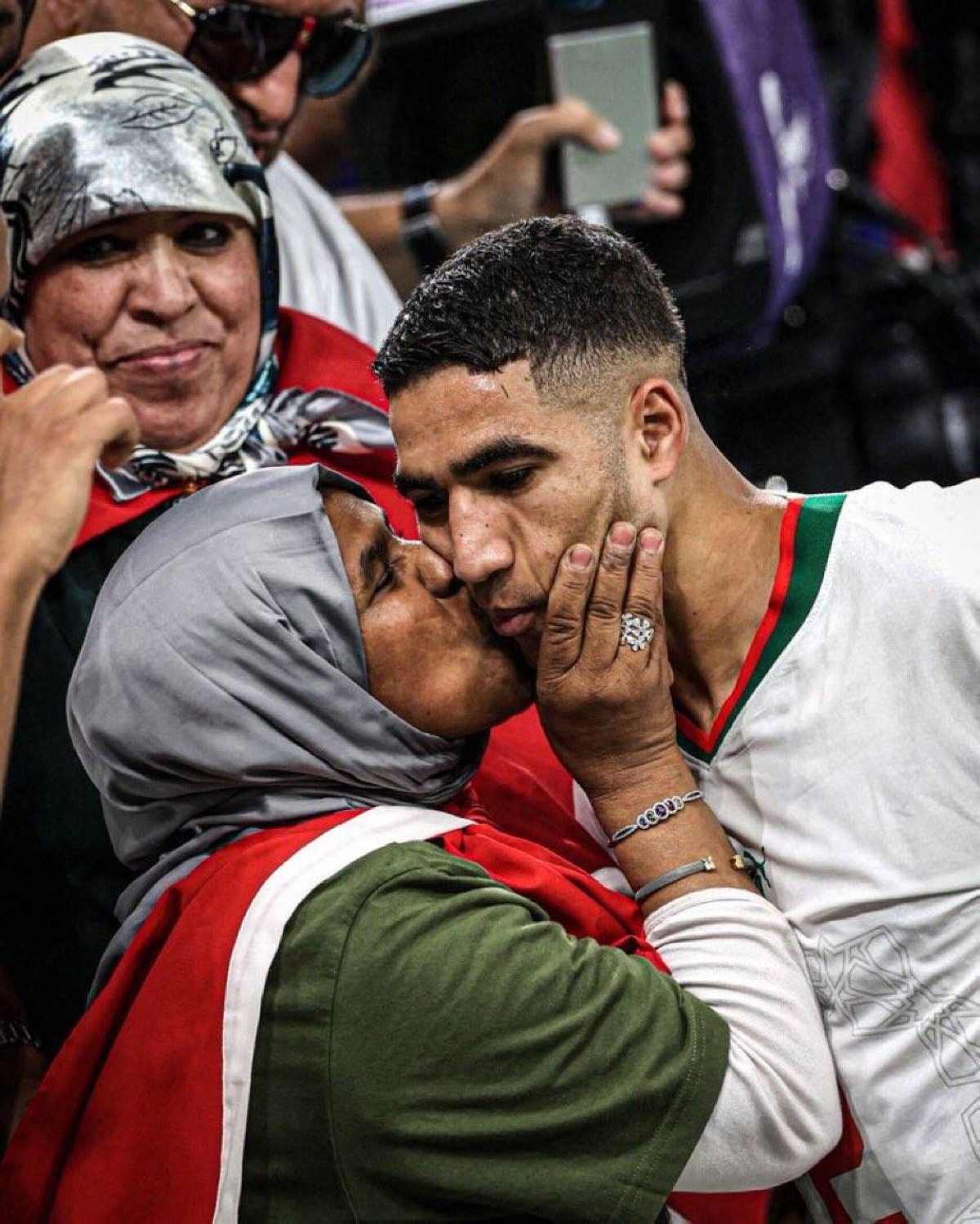 من حكيمي إلى صيباري ..  لماذا تتصدر «الأمهات» مشاهد احتفالات المغرب؟