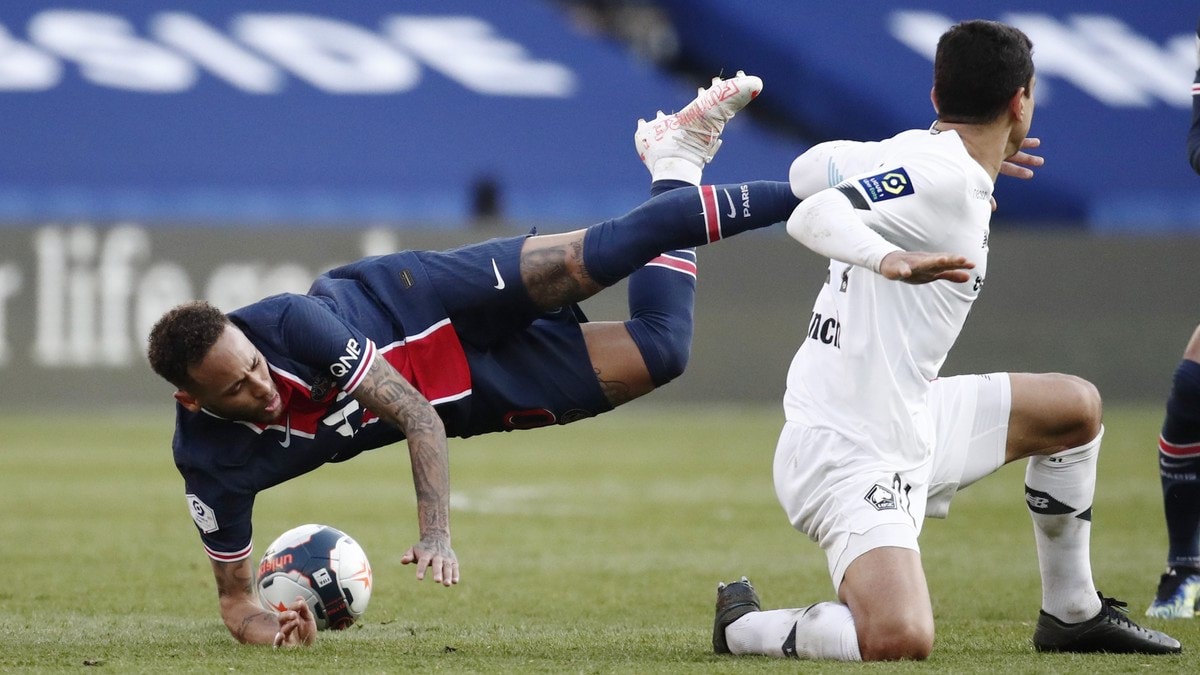 طرد نيمار خلال مباراة باريس سان جيرمان وليل (فيديو)