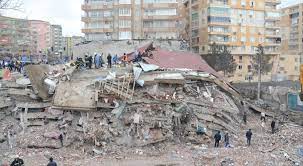 سيدة تروي مأساتها بعد ان فقدت 70 شخصاً من أقاربها في زلزال تركيا