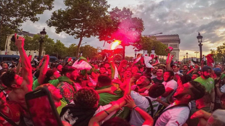 بعد فوز منتخبهم ..  مئات الجزائريين يحتفلون في شوارع باريس والشرطة الفرنسية تتدخل!