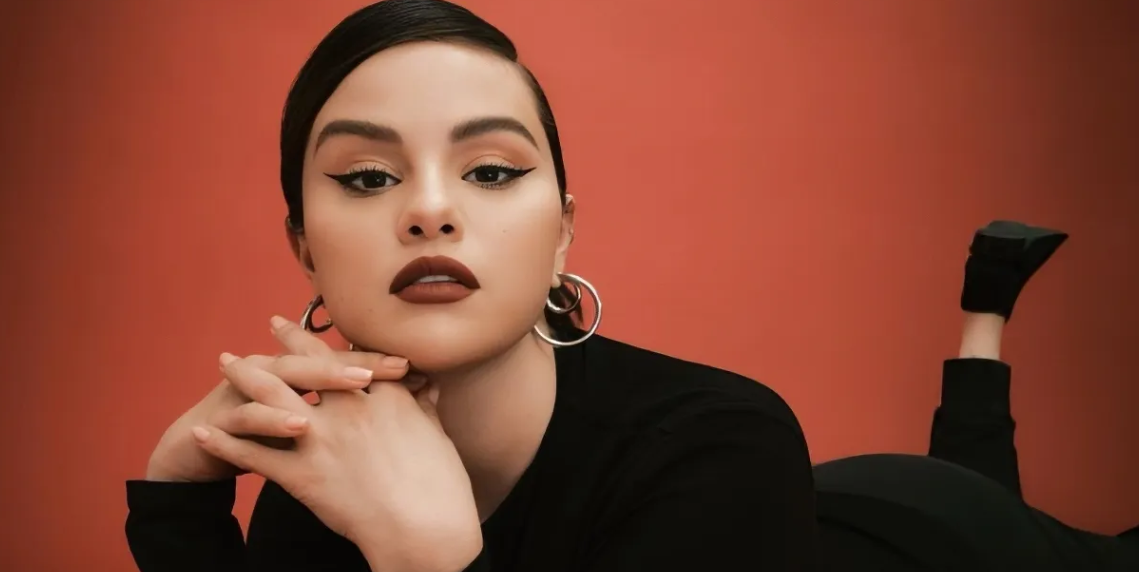 سيلينا غوميز تخطف الأنظار في لندن بإطلالة جديدة 
