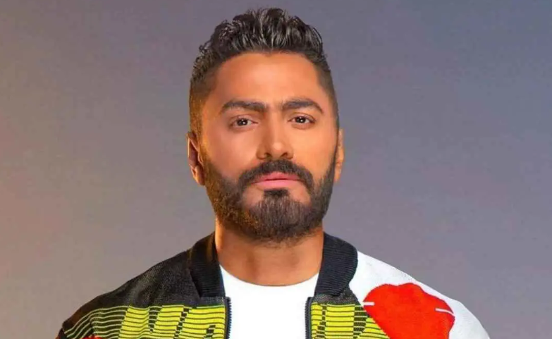 بعد الهجوم عليه ..  كيف برر تامر حسني غيابه عن ابنه بالمستشفى؟