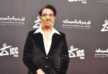 بالفيديو  ..  ممثل عربي يثير الجدل بارتدائه "برقع" و حقيبة نسائية في افتتاح مهرجان قرطاج