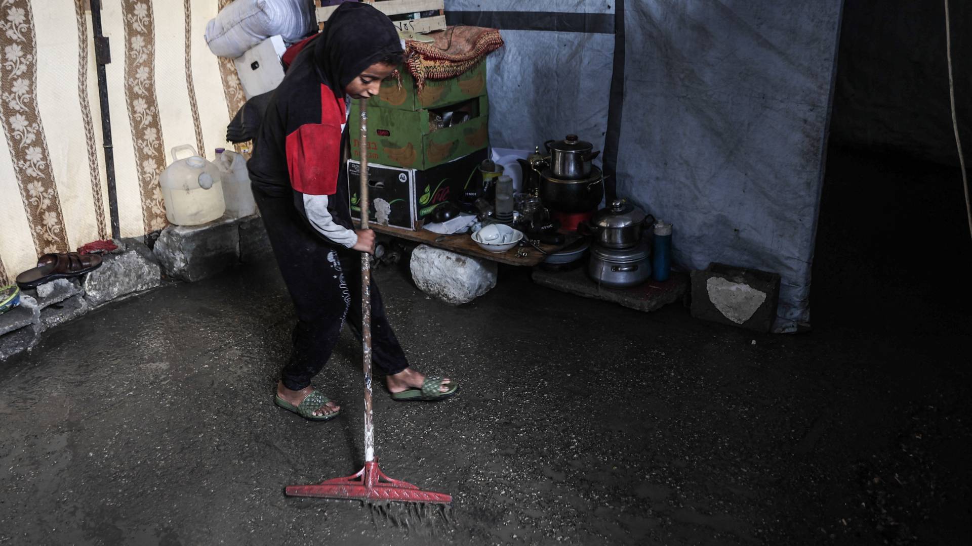 حماس: مياه الأمطار تغرق خيام النازحين وتحول المخيمات إلى برك من الوحل في قطاع غزة