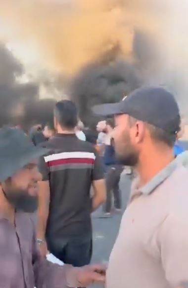 شاهد بالفيديو ..  محتجون يقطعون طريق دمشق–حلب الدولي في معرة النعمان 