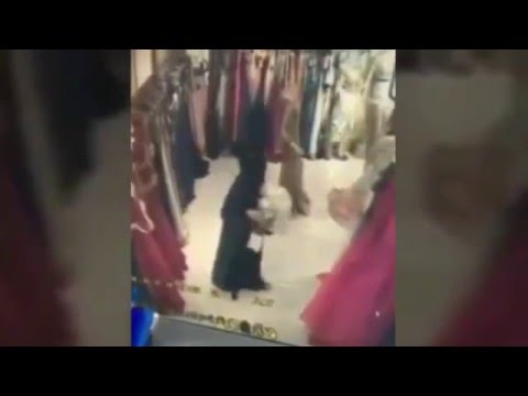 بالفيديو ..  فتاة تسرق فستان غالي بطريقة إحترافية في أحد أسواق مكة