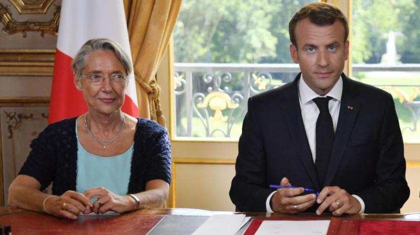  رئيسة الحكومة الفرنسية تقدم استقالتها وماكرون يرفضها 