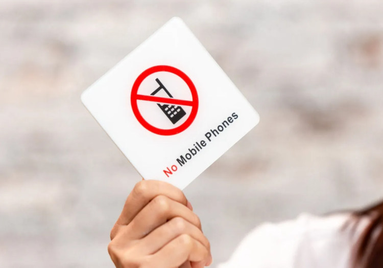 دولة جديدة تحظر استخدام الهواتف المحمولة في الفصول الدراسية