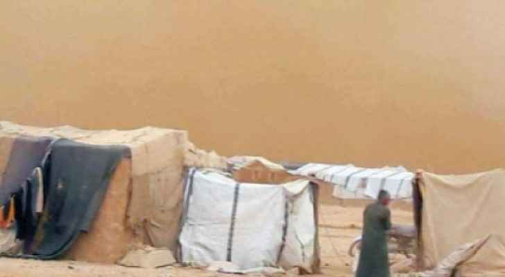 عاصفة رملية تقتلع عشرات الخيام في مخيم الركبان