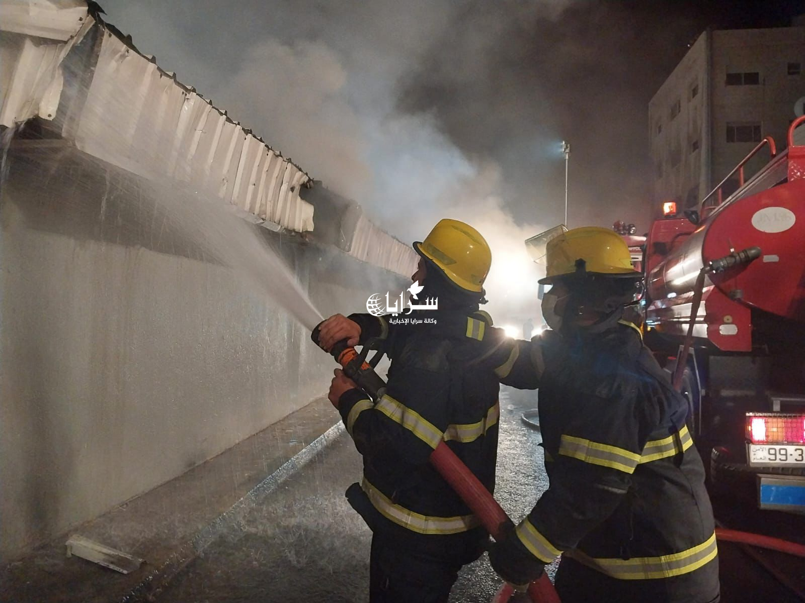 بالصور ..  الدفاع المدني يخمد حريقًا في سوق شعبي بالعاصمة عمان