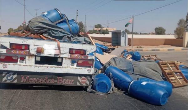 إعاقة مرورية إثر سقوط حمولة مركبة شحن على طريق الصفاوي- الرويشد