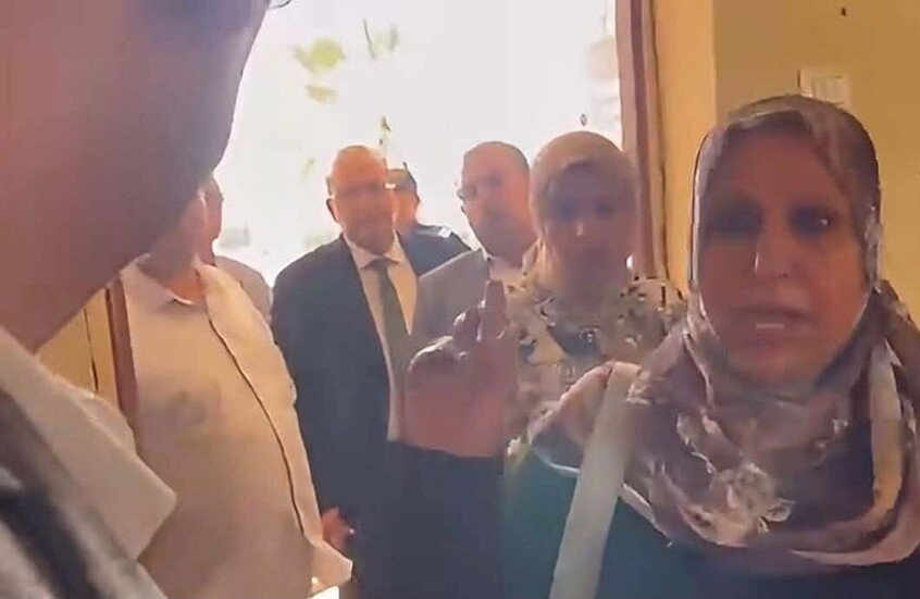 مديرة مدرسة مصرية تحرج مسؤولا ..  ومطالب بتكريمها من الدولة