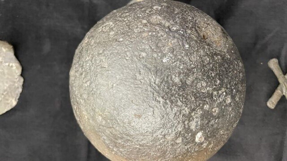 روسيا .. العثور على قذيفة مدفع مستديرة تعود لحرب 1812 مع جيش نابوليون