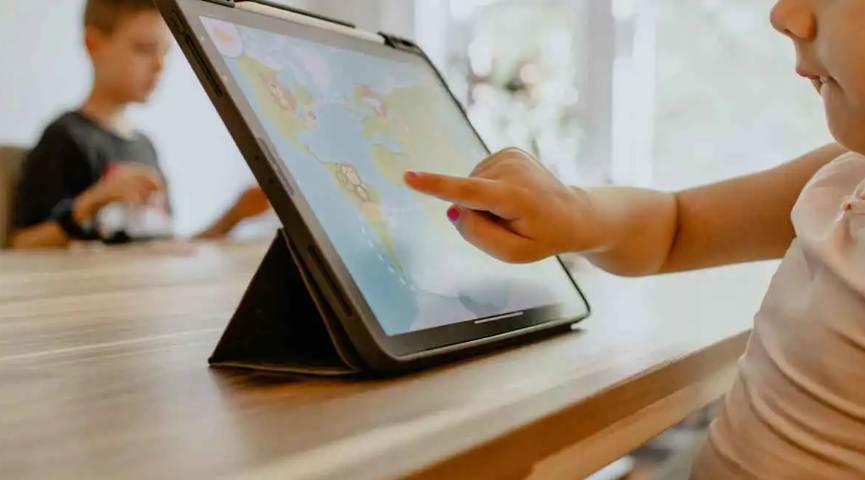 إرشادات مهمة لحماية الأطفال في منصات الذكاء الاصطناعي  