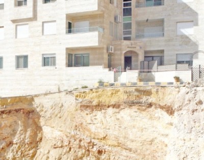قرار بإخلاء سكان بناية في الجبيهة إثر حفريات
