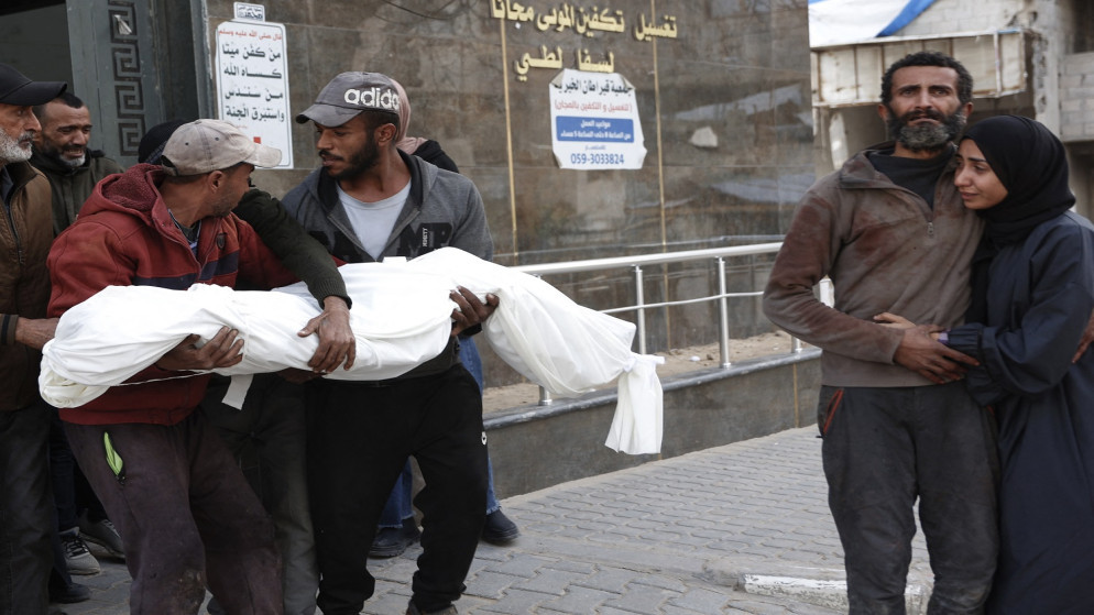 استشهاد امرأة وطفل في غزة