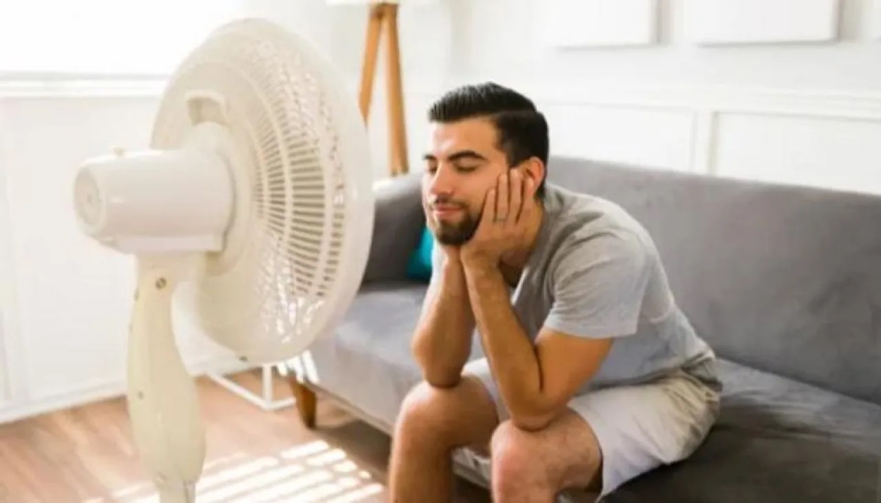علماء يحذرون: طريقة استخدام المروحة الخاطئة في الحرارة قد تقتلك