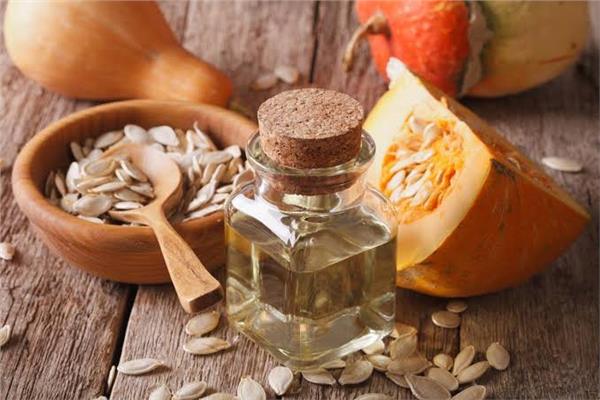 يمنحك السعادة ويحسن البشرة ..  فوائد زيت بذور القرع العسلي للجسم   