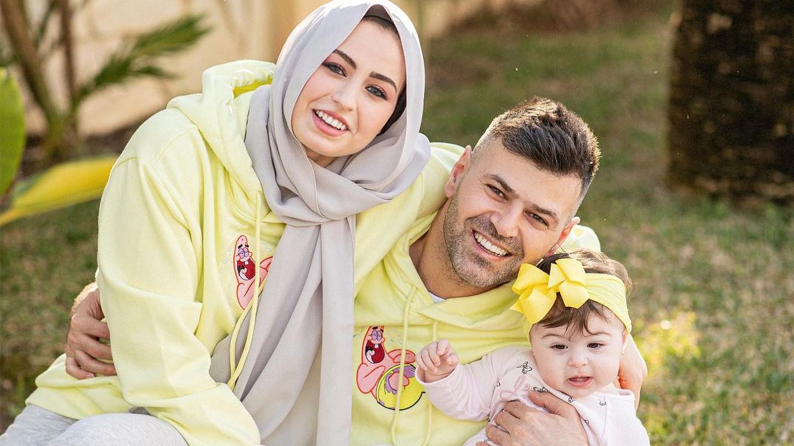 بالفيديو  ..  مسؤول يتوعد بمقاضاة يوتيوبر سوري وزوجته بعد زعمهما إعلان جنس مولودهما على الأهرامات