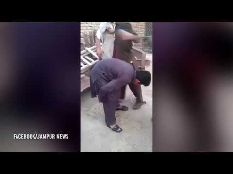 بالفيديو ..  باكستاني يتعرض للضرب بالحذاء ويجبر على تناوله