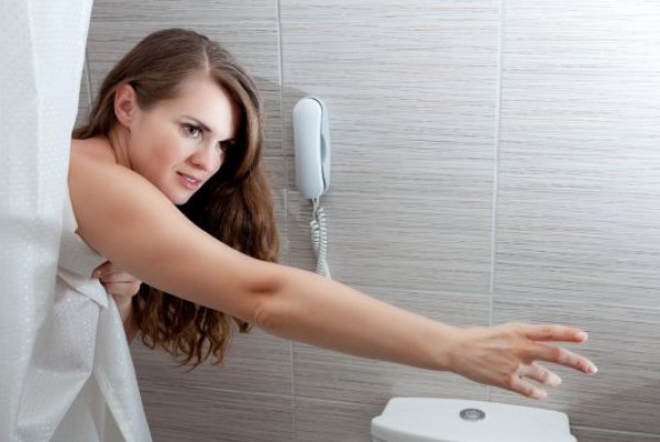 كيف أتصرف ابني رآني في الحمام؟