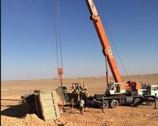 وفاة شخص  واصابة اخر بحادث انقلاب ونش في الكرك