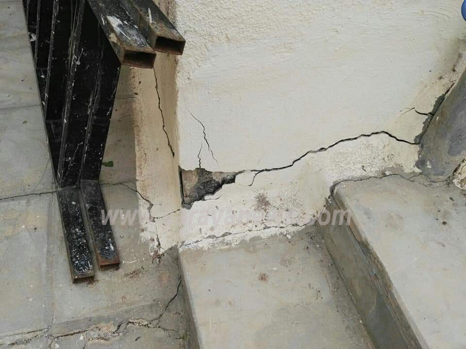 بالصور ..  بعد كارثة البحر الميت ..   تشققات وتصاعدت تهدد حياة طلبة مدرسة مرحبا غرب اربد 