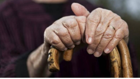 مصرع عجوز على يد ابنتها لمساعدة خطيبها