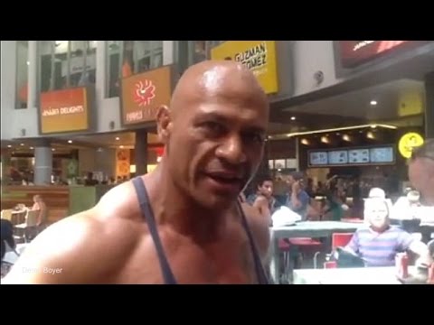 بالفيديو.. هذا ما يأكله أقوى رجل في أستراليا!