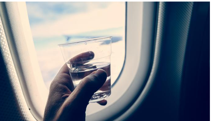 لا تطلبوا ثلجاً لمشروبكم في الطائرة