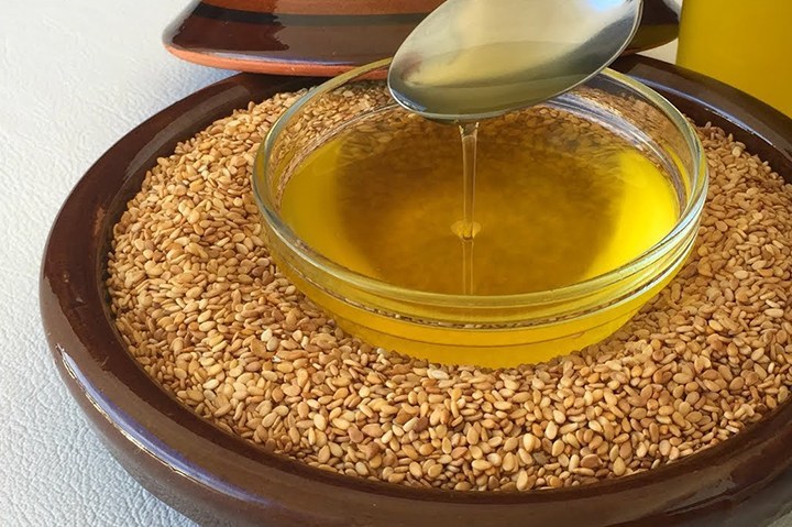 زيت السمسم لإبقاء شعرك بعيداً عن الشيب 