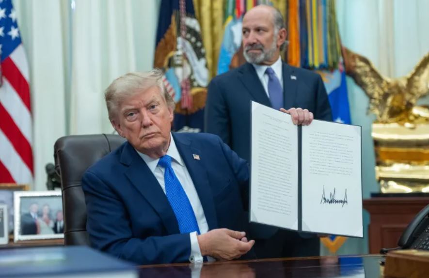 "جعلوه أضحوكة" ..  ترمب يوقّع أمرين تنفيذيين لتقييد حق المواطنة بالولادة
