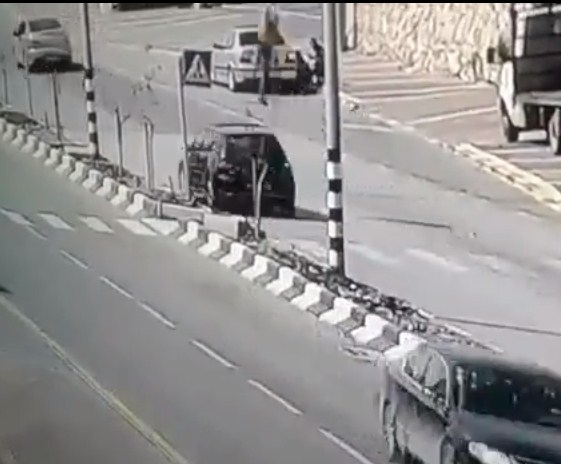 فيديو مؤلم  ..  لحظة دهس عنيف لفتاة حاولت عبور الشارع و هي منشغلة بالهاتف +18
