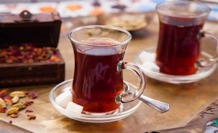 فوائد تناول كوب من الشاي بعد السحور في رمضان