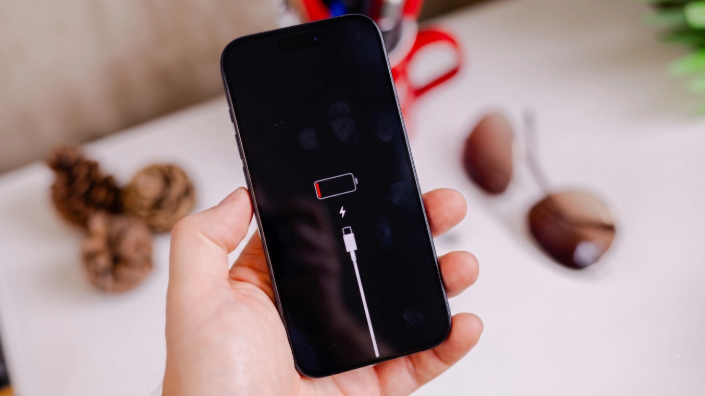 احذر | لا تفرّغ بطارية iPhone 17 تمامًا فقد "لا يعمل" بعد وصوله إلى 0%