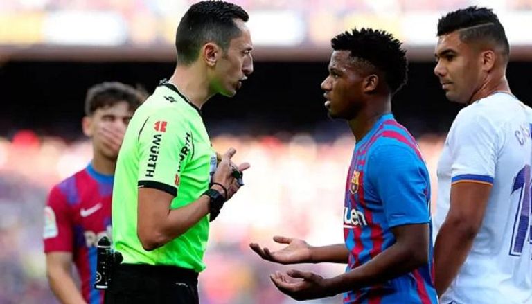 تعرف على حكم مباراة الكلاسيكو بين ريال مدريد وبرشلونة